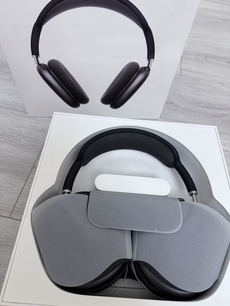 AirPods Max черные.
