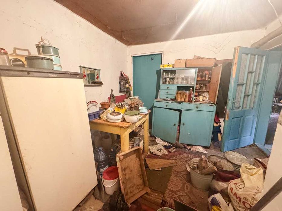 Kъща с 3 спални, гараж и стопански постройки в живописното село Червен