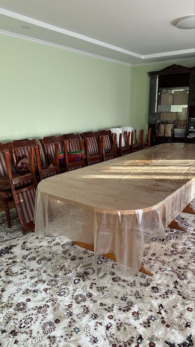 Продам стол со стульями для гостинной