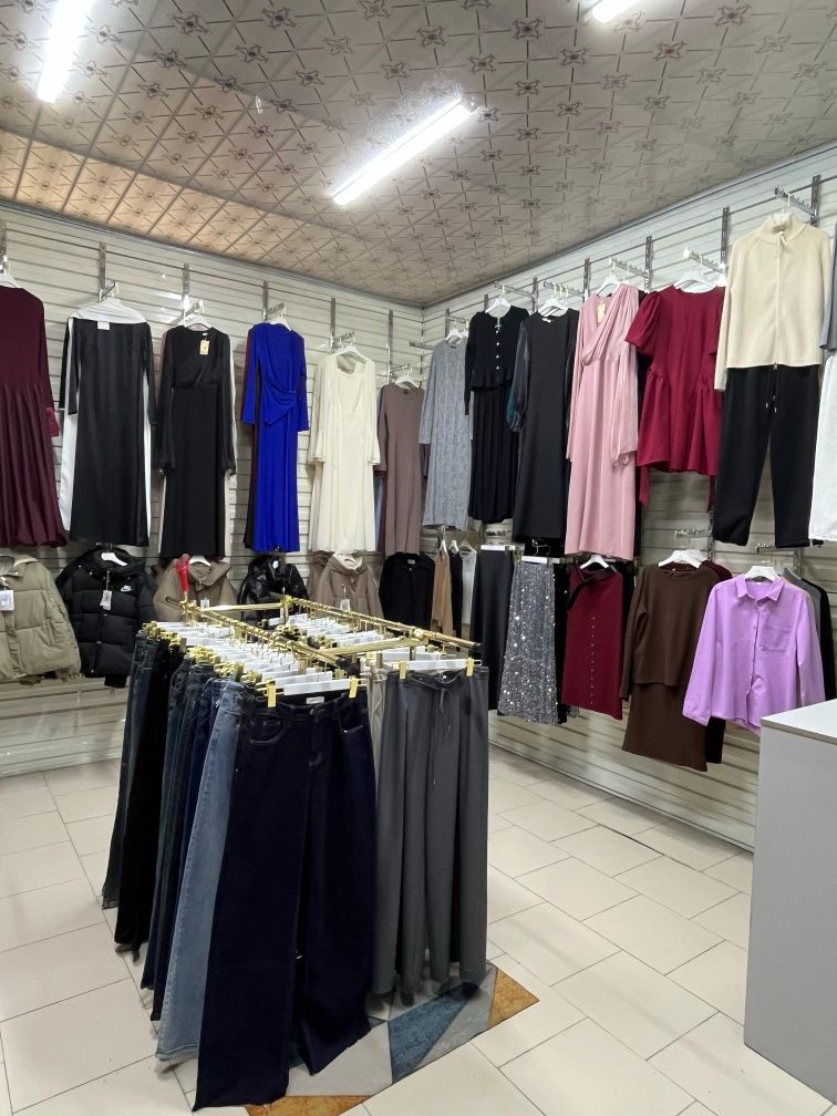 Продается готовый бутик женской одежды в проходном месте!
Полностью ук