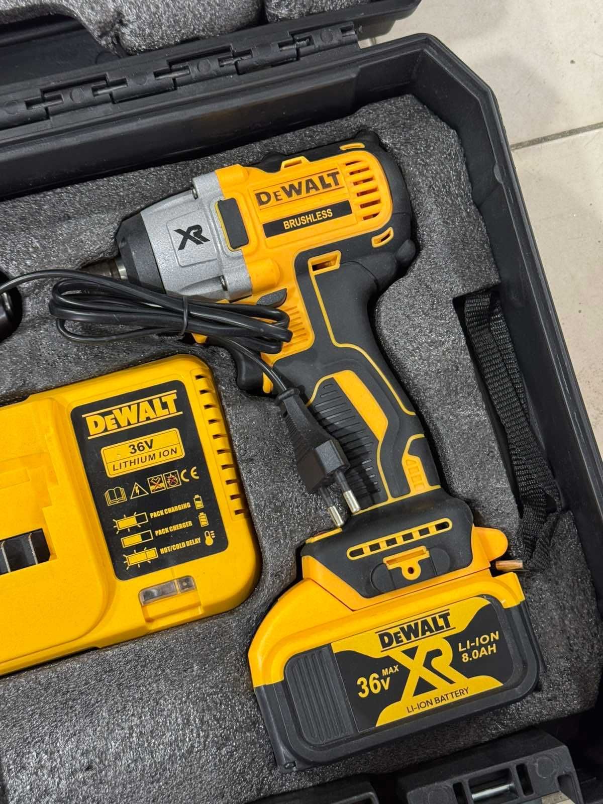 Продавам Акумулаторен  Винтовер и Гайковерт Dewalt