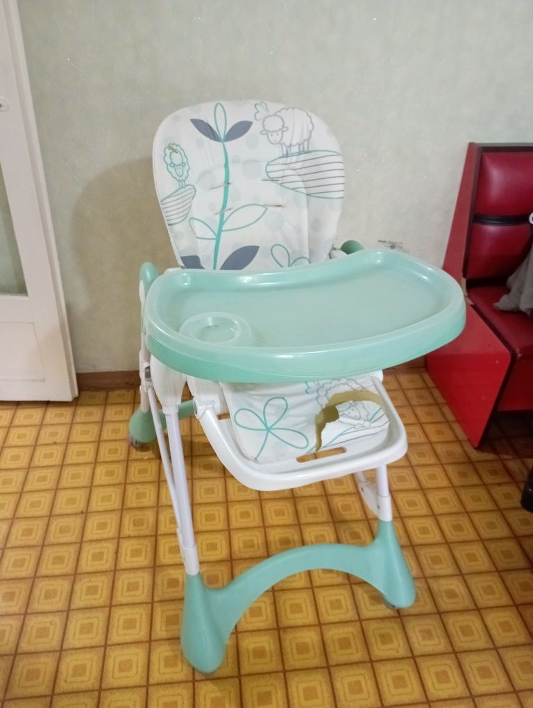 Детский стульчик для кормления или занятий с малышом.