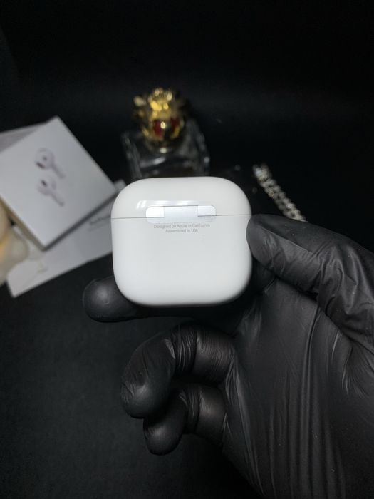 AirPods 4 cu Anulare activă – Cutie + cablu