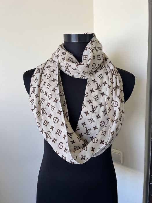 Eșarfa Louis Vuitton , impecabila