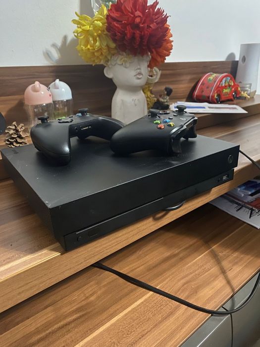 Vând Xbox one x în stare perfectă