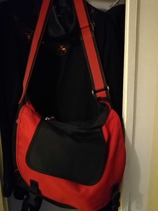 Vând geanta de umăr negru cu rosu  ideala ptr laptop, voiaj, sport