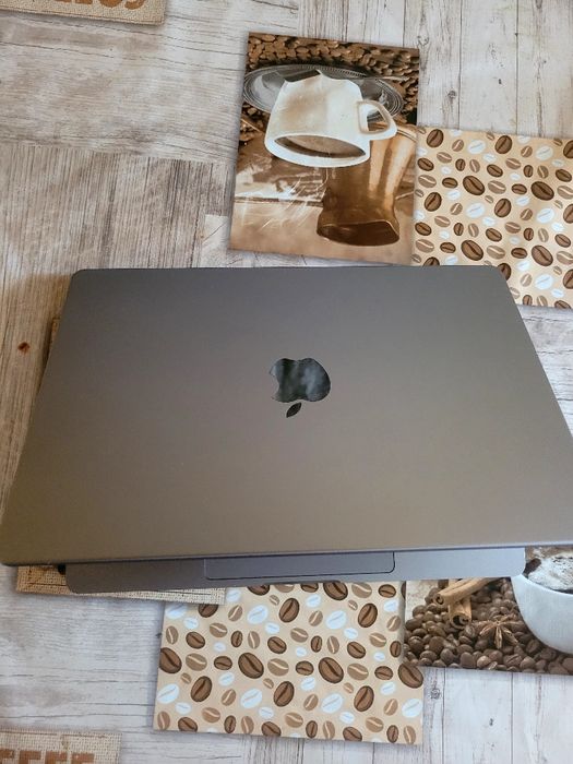 Vând MacBook Pro