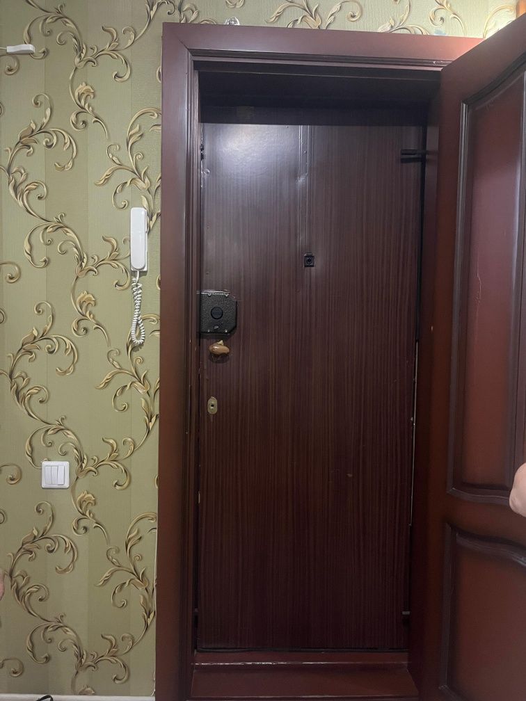 Продам дверь  железную в отличном состояний