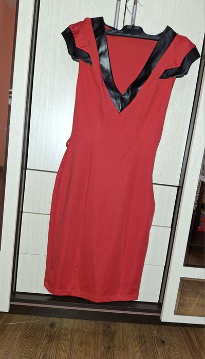 Rochii și pantalonii de vânzare