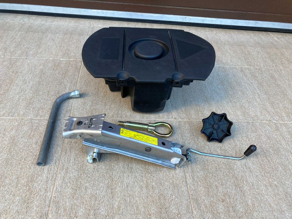 Cric Seat + Cheie Roti + Cutie Depozitare - Cric Auto VAG