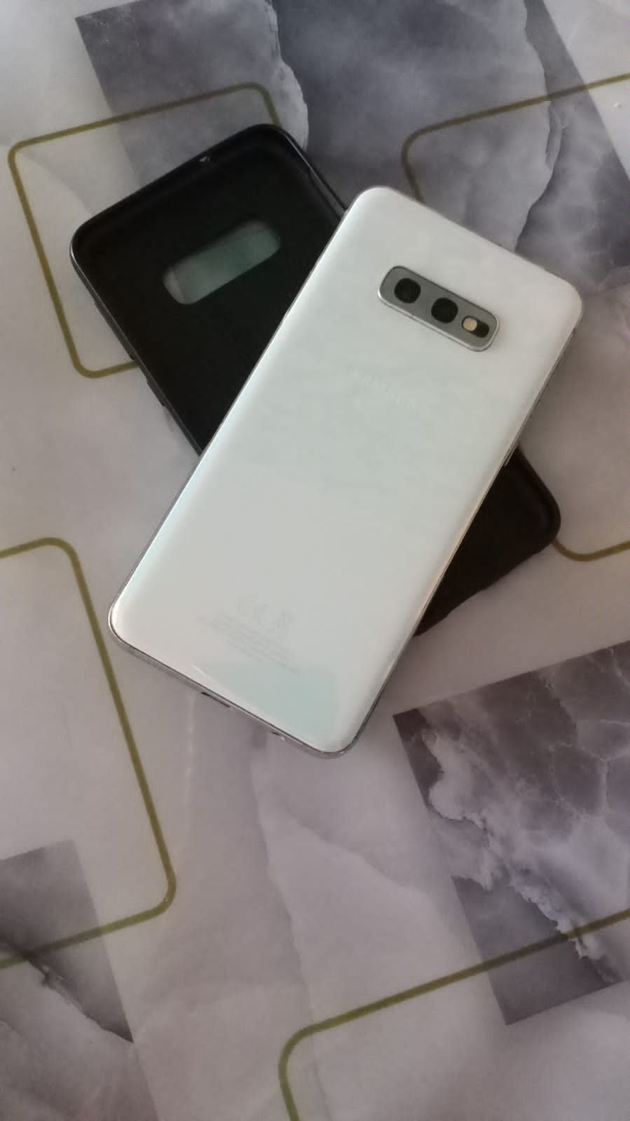 Самсунг s10e в хорошем состоянии