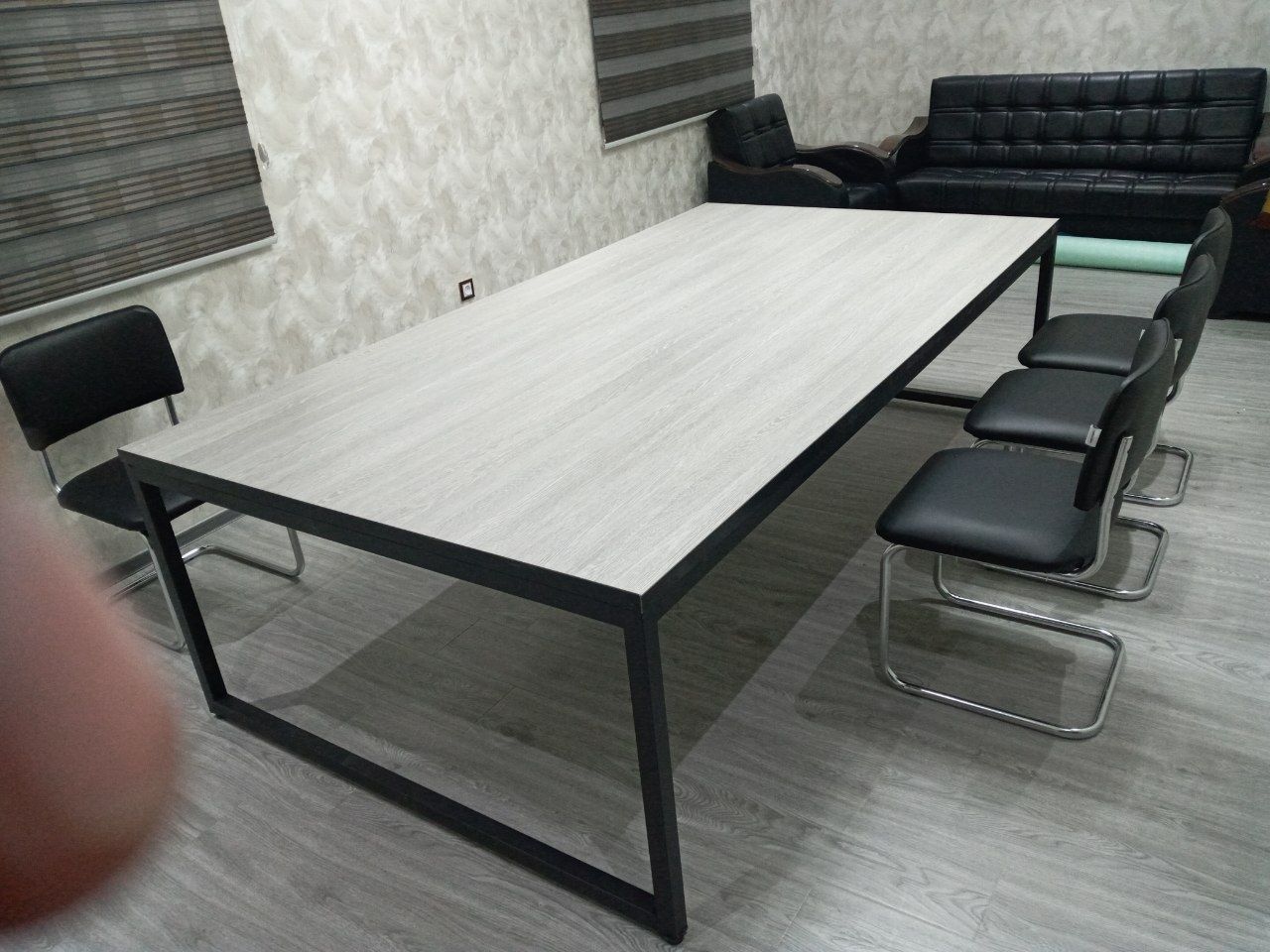 Pergavorniy majlis stol loft