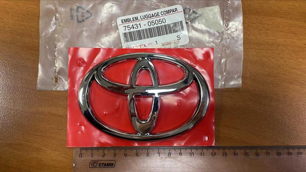 Эмблема на крышку багажника Avensis оригинал новая