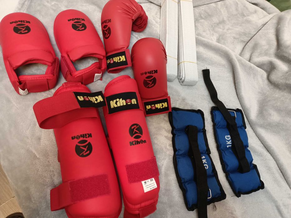 Vând mănuși ,tibiere , accesorii karate