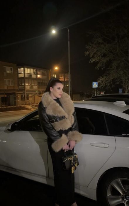 Vand jachetă scurta din piele