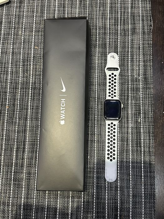 Iwatch SE часовник apple