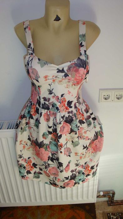 Rochie cu model floral, trandafiri, S-M elastică, bretele subtiri.