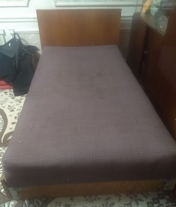 сервант в хорошем состоянии и кароват тумба шкаф пофик стул