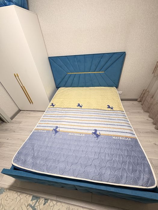 Современная кровать с мягким изголовьем