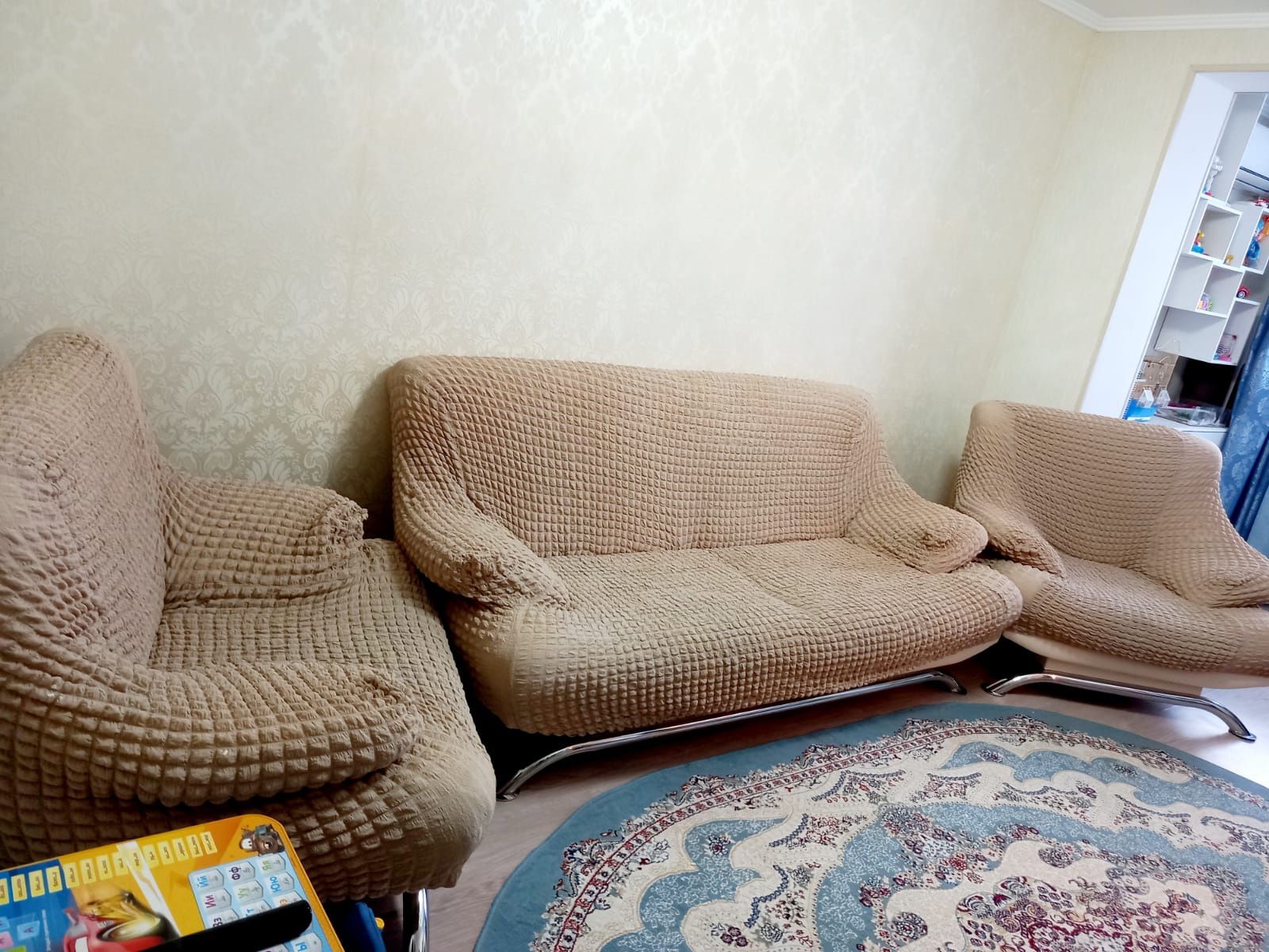 Продам диван с креслами