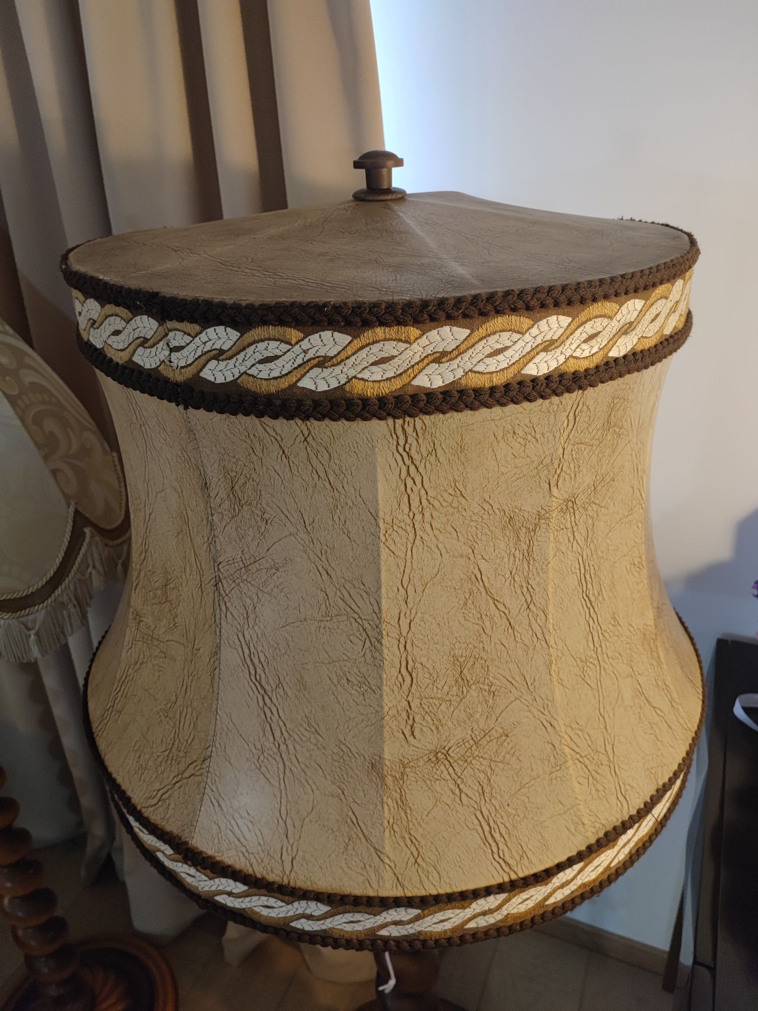 Lampa vintage de podea cu picior din lemn masiv