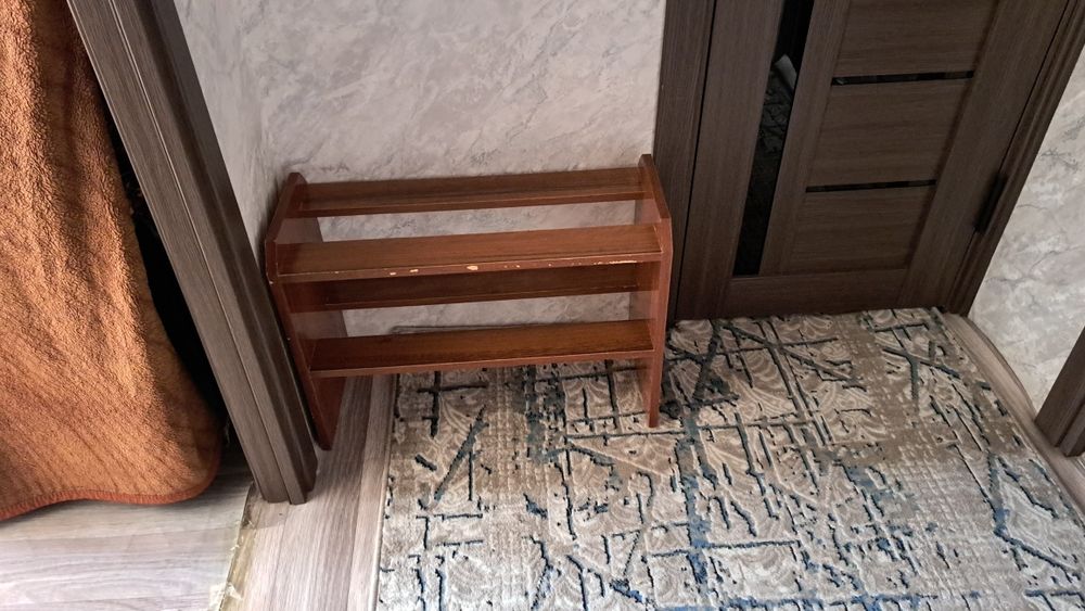 Poyabzal qoyadigan sotiladi