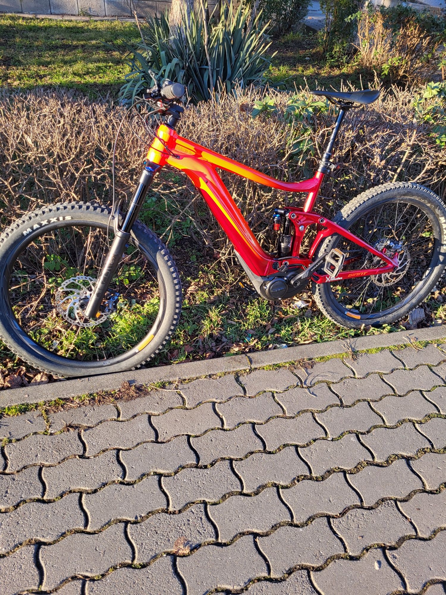 Bicicleta  electrică   full   suspension