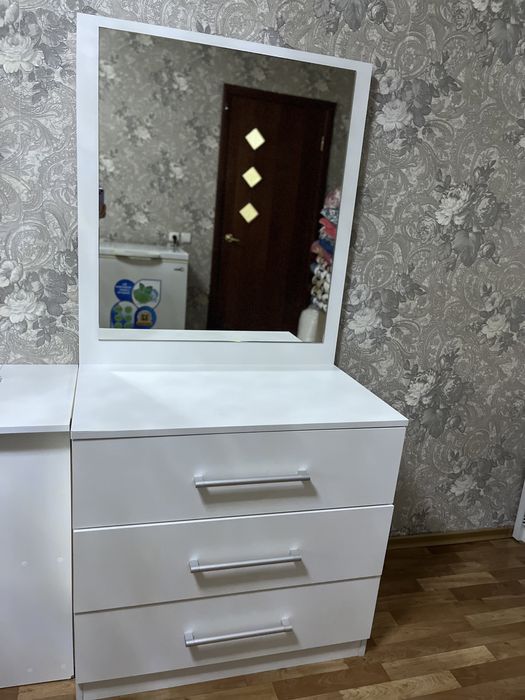 Комод с зерколом, тумбы 2шт новые