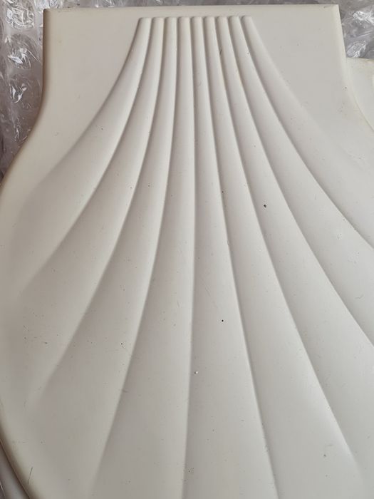 Сива тоалетна чиния капак и стойка