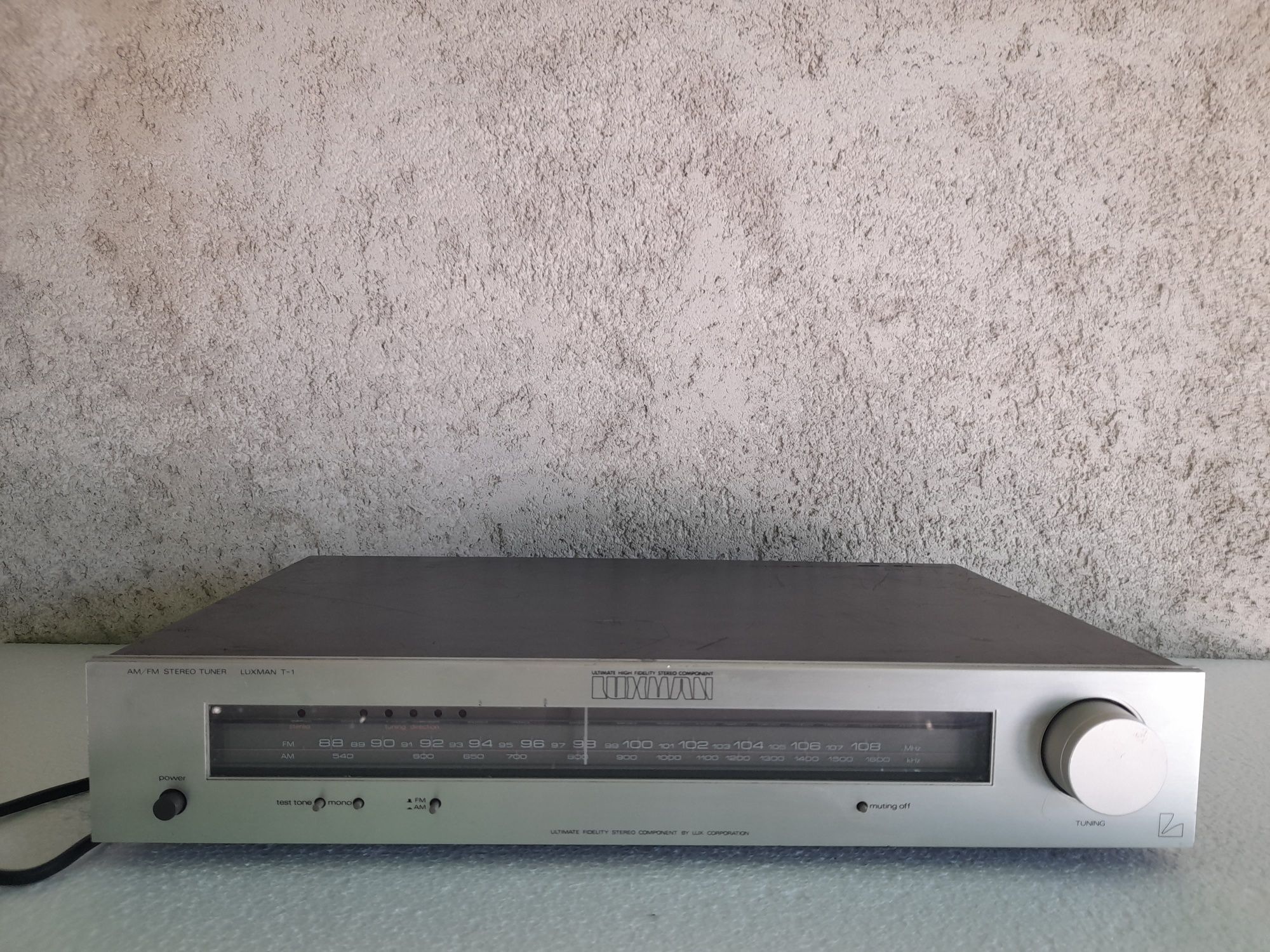 tuner audio Luxman T-1 ( linie/instrumente)