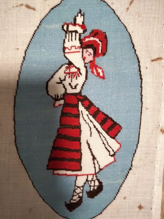 Tablouri pe pânză,goblen,cutie bebe cu hăinuțe la 100 lei.