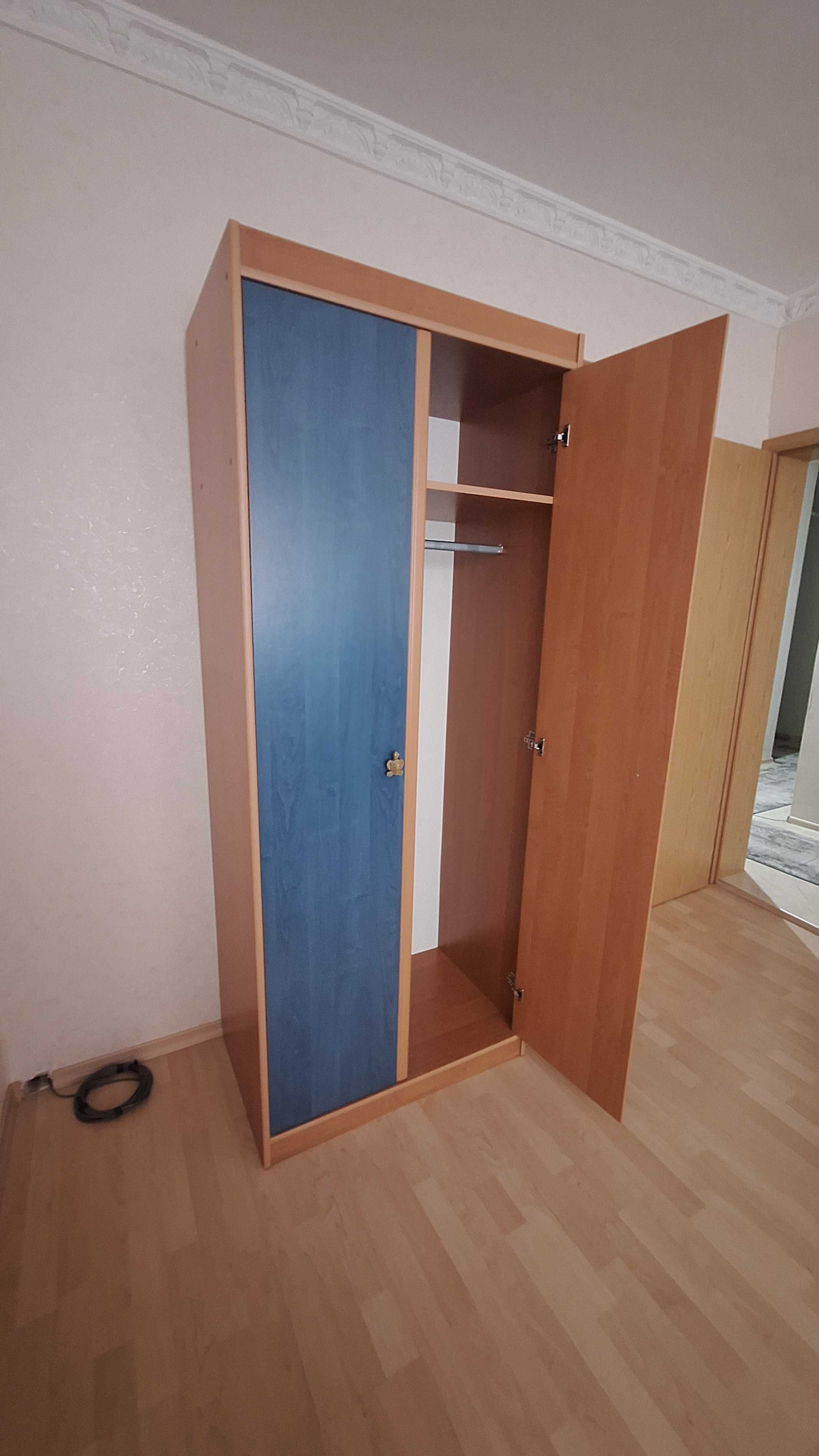 Детско обзавеждане.Единично легло с ракла и матрак и два гардероба