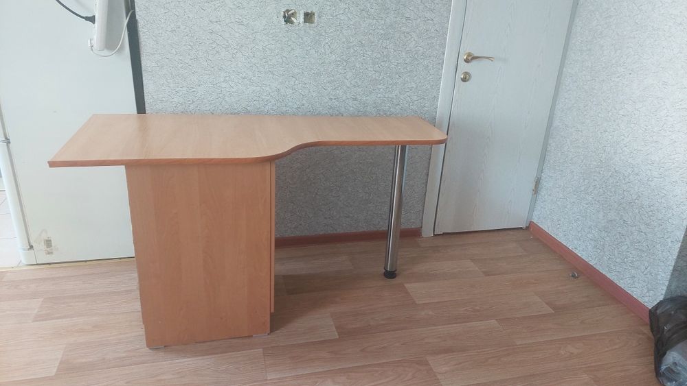 Стол с тумбочкой