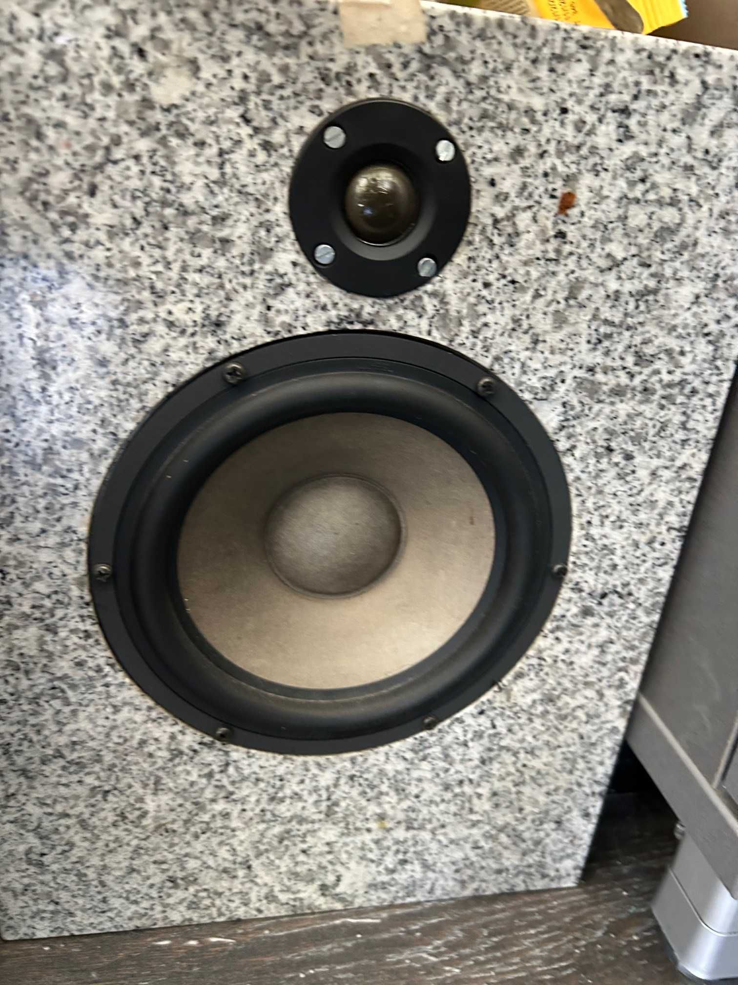 Ресийвър SONY STR-DN1010 заедно с три каменни тонколони