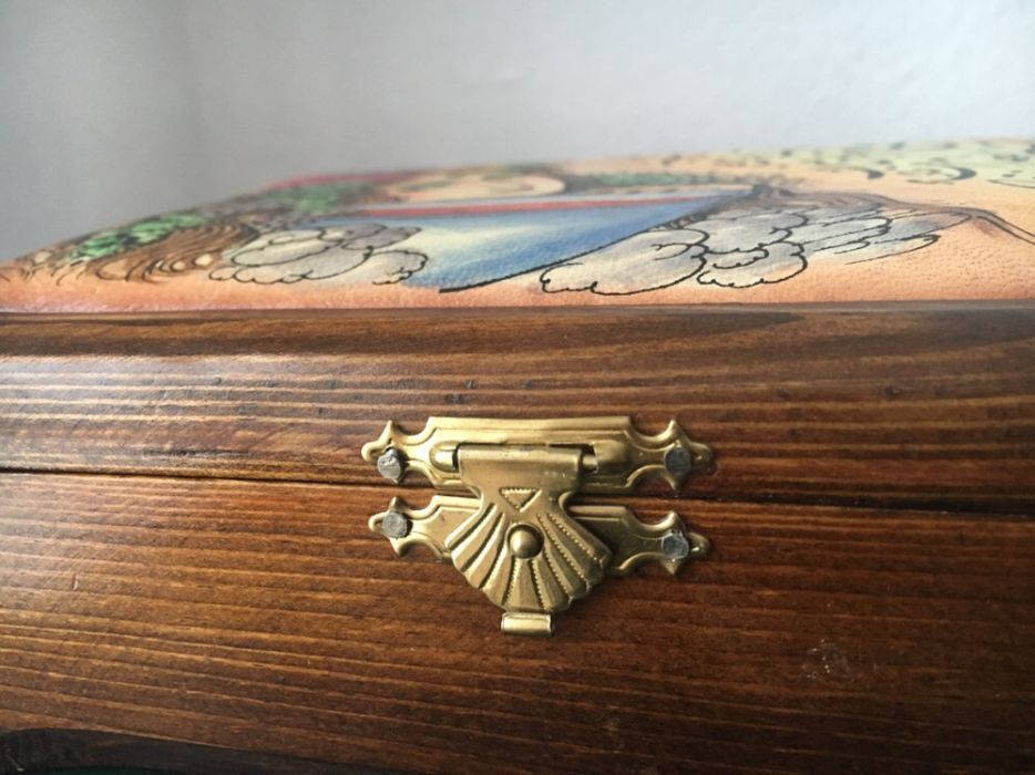 Cutie / Caseta veche de bijuterii din lemn pictata manual