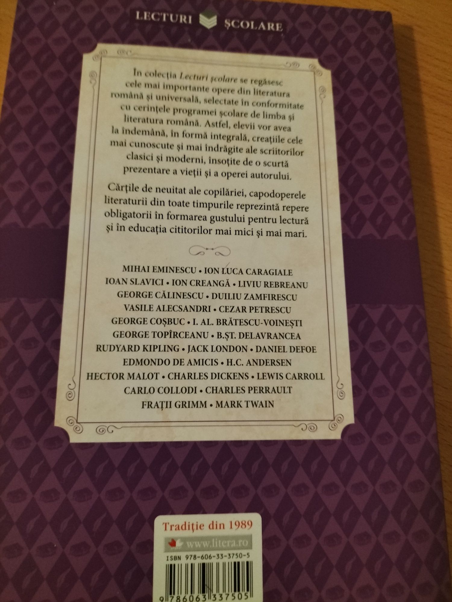 Vând carte :O călătorie spre centrul Pământului .