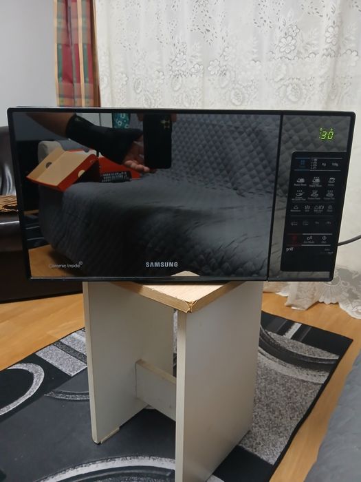 Vând cuptor cu microunde marca Samsung