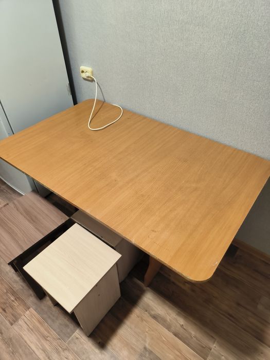 Продам стол кухонный за 3 тыс!