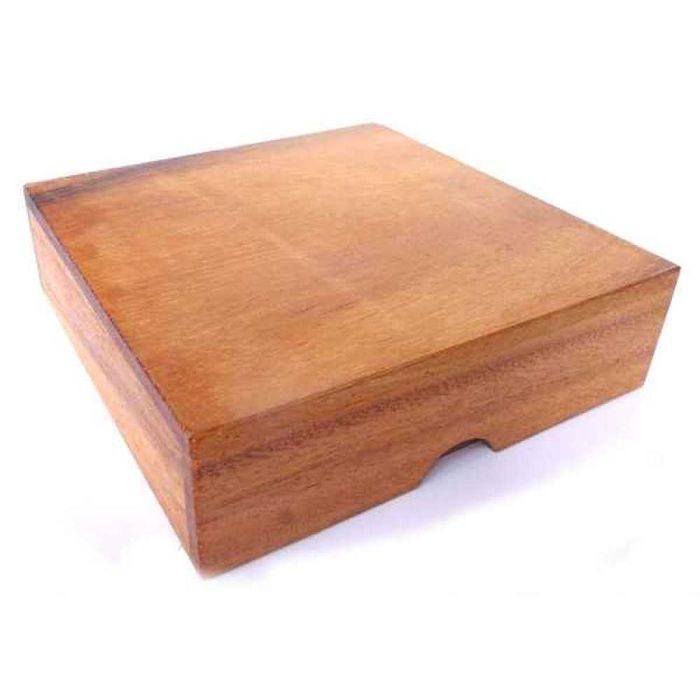 Дървен шах в удобна за пренасяне дървена кутия