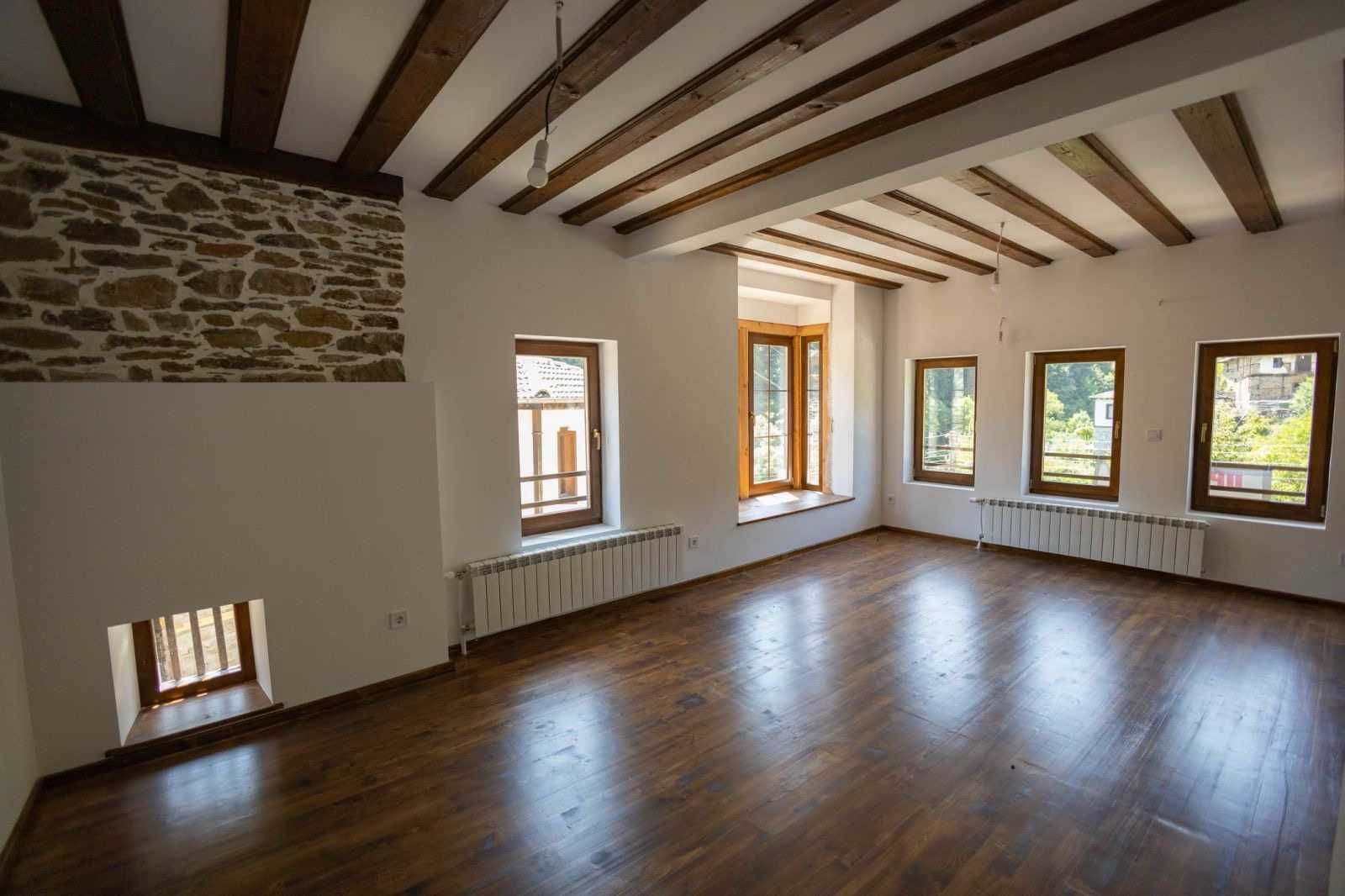 Продава се реновирана къща на три етажа в село Косово