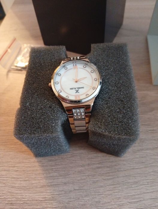 Продавам стилен дамски часовник Daniel Klein