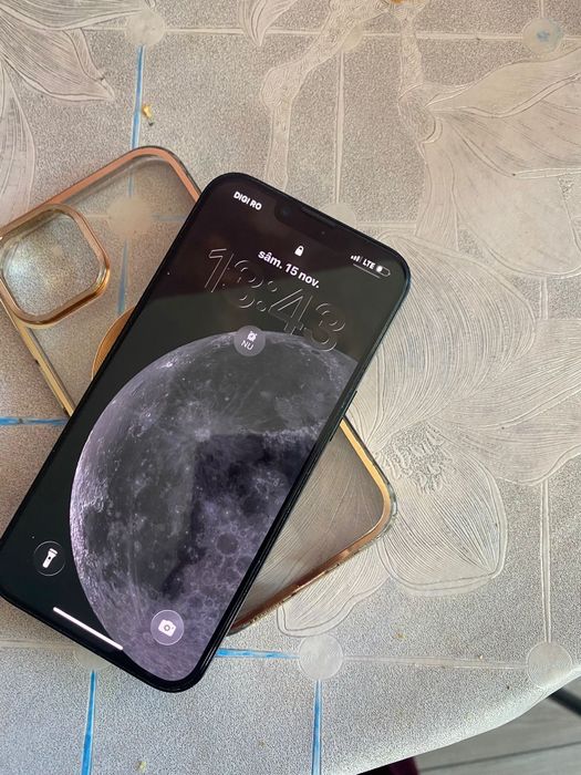 Vând iPhone 14 are și cutie