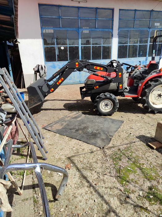 Трактор челен товарач