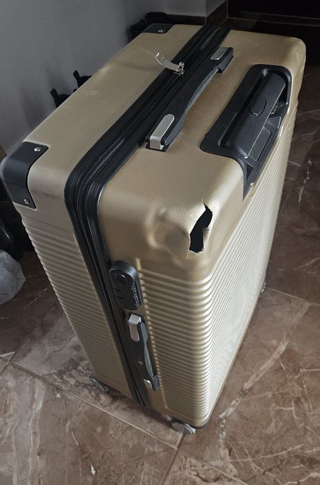 Счупен куфар, щети по външната част