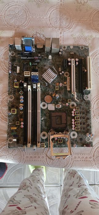 Vand placa de baza hp cu 4 gb ram si placi de internet si output
