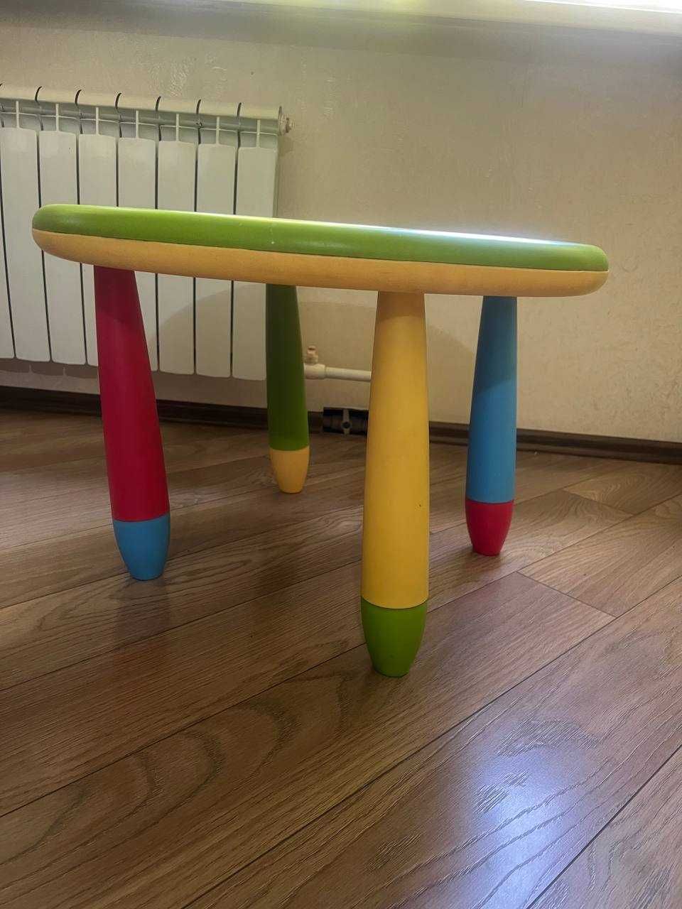 круглый стол и 2 стульчика