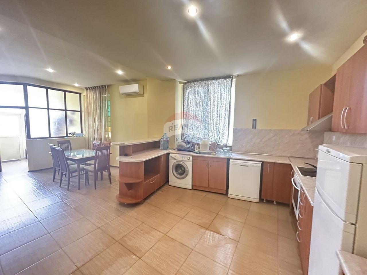Дава се под наем Двустаен апартамент в Варна, Бриз - 95 кв.м за 331.5 € - Снимка #1