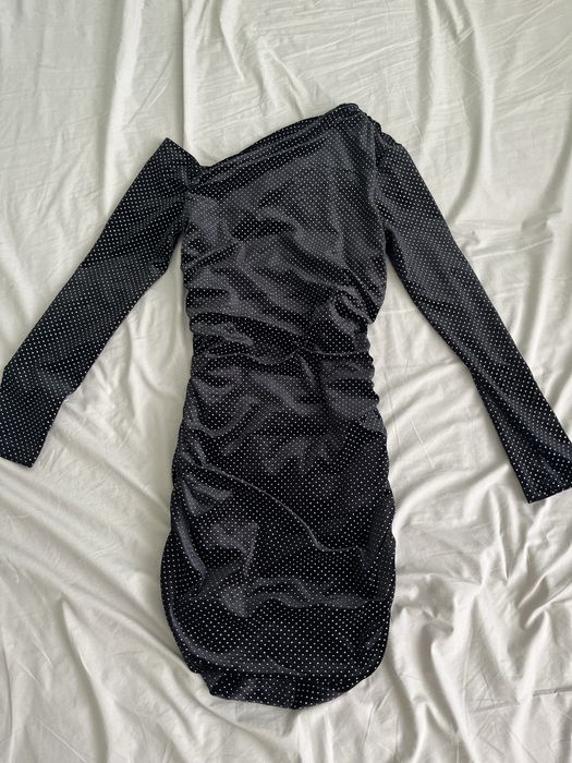 Елегантна черна рокля с блестящи детайли