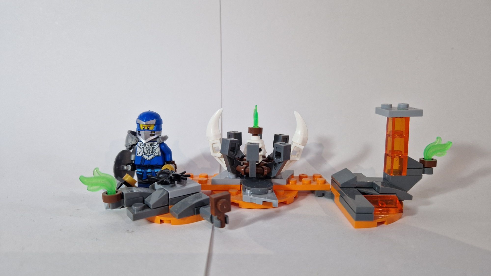 Продаю Lego ninjago имеется коробка и инструкция