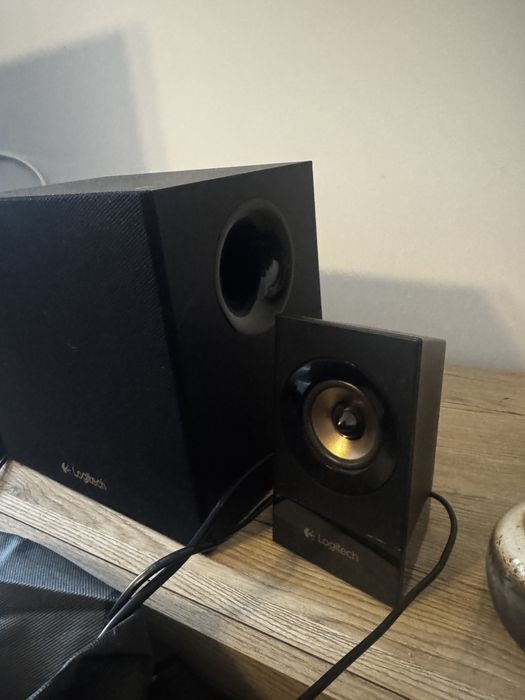 Vand urgent : Sistem audio Logitech 2.1 – sunet puternic și clar